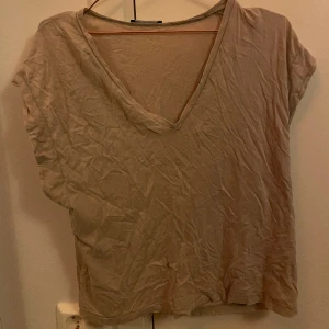 T-shirt  - Fin T-shirt köpt från Zara två år sedan men inte används längre ❤️