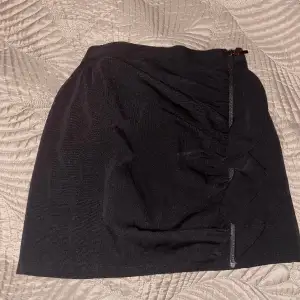 Kort svart kjol från Zara, endast testad. 