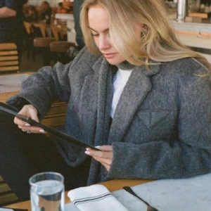 Kavaj - Grå lurvig kavaj från NAKD x Claire Rose 🧥