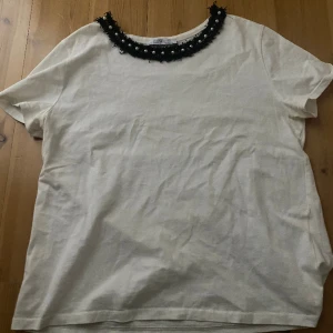 Zara t shirt - T shirt med fina detaljer. Inga fläckar eller defekter. 90kr + frakt