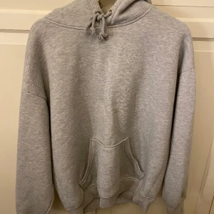 Grå Bikbok Hoodie - Säljer denna gråa bikbok hoodien, lite använd och är lite nopprig på vissa ställen men inget man tänker på💕