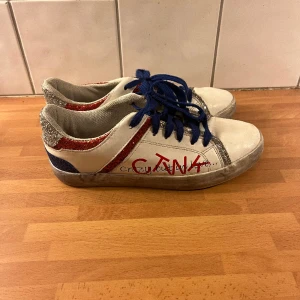 Fina sneakers köpta i Frankrike  - Säljer/byter dessa fina sneakers köpta i Frankrike. Nyskick öppen för byten. Nypris 1000kr💖