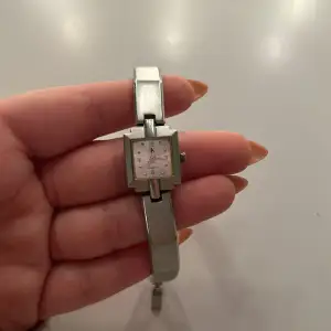Säljer min fyrkantiga klocka, snygg o trendig men inte kommit till användning. Klockan har stannat men går säkert att byta batteri eller nått! Från Calvin Klein, vet ej hur gammal. 