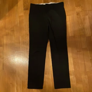 Dickis chinos  - Svarta chinos i slim fit men dom är ganska raka i benen, mycket bra skick överlag. Nypris 550. Stilrena och slitstarka byxor. Bara att höra av om funderingar!