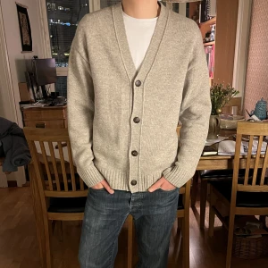Beige cardigan - Beige cardigan dobber