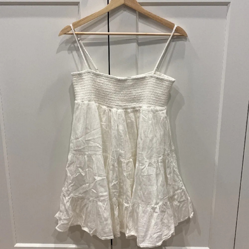 En jättefin klänning till sommaren och nästan som ny, inga skador eller fläckar. Klänningen är i storlek S men den passar på Xs och M också. Så enkel och snygg!😍. Klänningar.