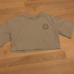 Tshirt - Blå T-shirt från shein med smiley på