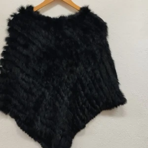 Svart päls poncho  - Säljer svart päls poncho i kanin päls. Använd fåtal gånger nypris 400kr 