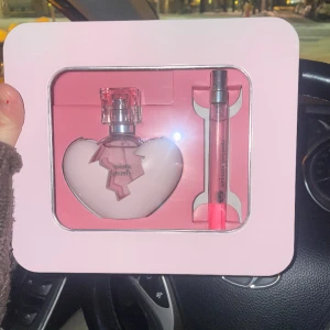 Ariana grande parfym - Oanvänd produkt. Fick denna i julklapp men den är inte riktigt min doft. De är en stor parfym och en liten☺️