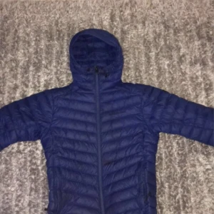 Peak performance M - Peak performance jacka storlek M växt ur den o behöver lite pengar. Fint skick använd en vinter o inga hål eller nått