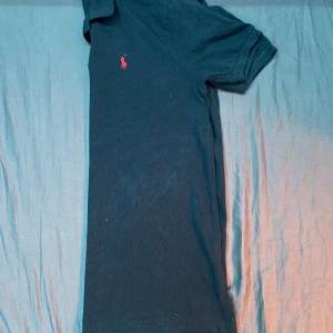 Ralp lauren polo tröja  - Tja säljer en rikigt soft polo tröja funkar till allt tveka inte att höra av vid frågor !  ( priset är fast )