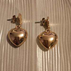 Ett par jättesöta, fina små guldfärgade hjärtan!   Örhängen väger lite så de är lätta att bära. Hjärtanen är tredimensionella, inte platta