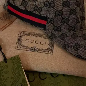 Hej, jag säljer min lillebrors Gucci keps. Den är äkta och taggen från kepsen finns, likadant med dustbag + låda. Knappt använd. Pris kan diskuteras vid snabb affär. 