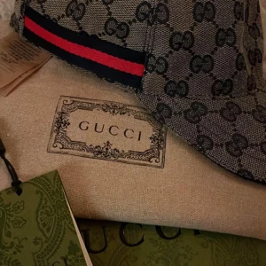 Gucci keps Storlek L - Hej, jag säljer min lillebrors Gucci keps. Den är äkta och taggen från kepsen finns, likadant med dustbag + låda. Knappt använd. Pris kan diskuteras vid snabb affär. 