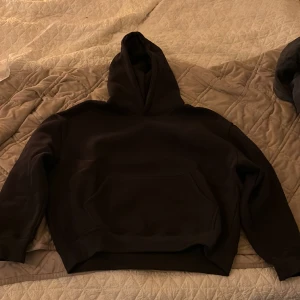 Brand of roses hoodie - Svin skön heavyweight hoodie från brand of roses. Svin go fit på den här croppad & boxy. Några småfläckar finns men dem syns knappt. Hör av dig om du är sugen. Pris går att diskutera😀