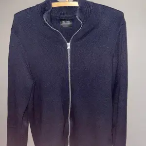 Only & Sons fullzip tröja med skönt material, nypris 600kr. Gott skick då den är sparsamt använd!
