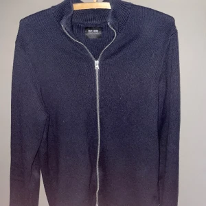 Fullzip kofta - Only & Sons fullzip tröja med skönt material, nypris 600kr. Gott skick då den är sparsamt använd!