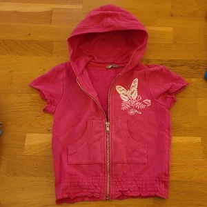 Topp - Zipup-tshirt från Lindex i storlek 122/128. Superskick, köparen står för frakten 💕