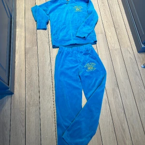 Juicy Couture set  - Juicy Couture set, endast använt en gång då det tyvärr var för litet.  Färg: turkos  Storlek: 134-146   Bara hör av er om ni önskar fler bilder.
