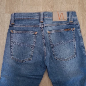 Nudie Jeans - Jeans av märket Nudie. Skick: 9,8/10 W: 25 L: 32 Tveka inte att höra av er vid frågor!