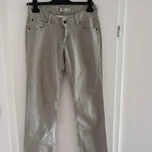 Lågmidjade jeans - Lågmidjade bootcut jeans från Levi’s. I mycket bra skick. Storlek 30/34. Mid-40, längd - 82. Skriv privat för frågor eller flera bilder. 250kr+frakt