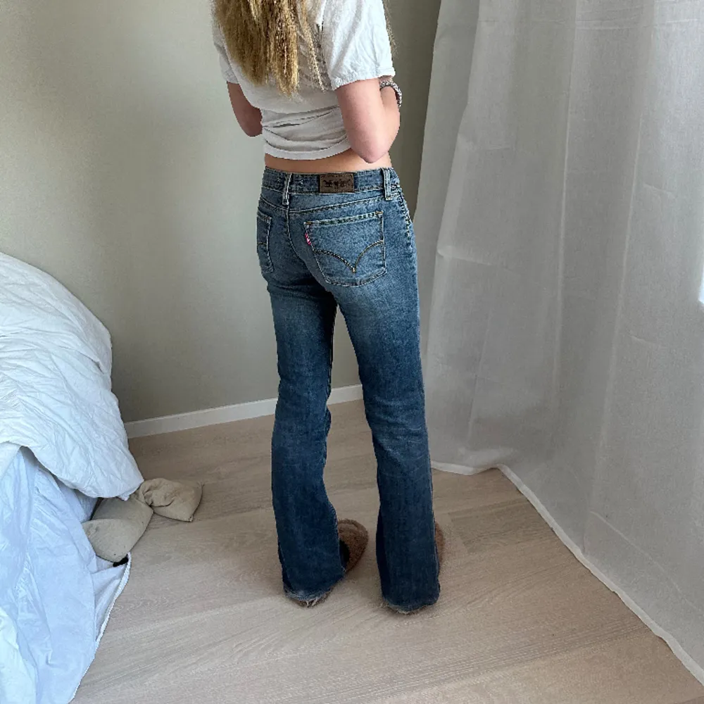 Såå snygga jeans ifrån Levis, skriv ifall ni vill ha mått eller vid andra frågor, modellen är 572 bootcut, det står ingen storlek i byxorna men jag skulle säga att det är runt 34, 36💕💕. Jeans & Byxor.