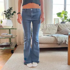 Så snygga unika jeans med detaljerna❤️❤️