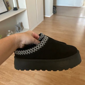 Uggs ”tofflor” - Superfina uggs liknande ”tofflor”. Tyvärr bara kommit till användning en gång för mig så de är precis som nya. 