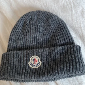 Säljer moncler mössa för att jag har för mycket mössor hemma. Priset in diskuteras - Jätte bra skick , använd max 5 gånger , NFC funkar inte på mössor, riktigt moncler mössa. Priset kan diskuteras 