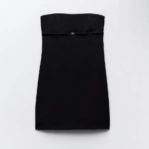 Kort svart klänning från zara, endast använd 1 gång💕