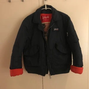 Schott bombarjacka - Skitsnygg marinblå bombarjacka i storlek L. Sitter som en oversized storlek M/38/40 på mig. Köpt för 3000 på Caliroots. Mycket bra skick. Ett kap!