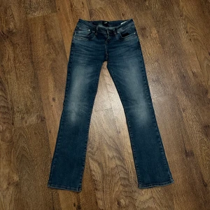 Ltb jeans  - Säljer mina ltb jeans då jag har flera jeans i samma färg och för att de inte kommer till användning💗 endas använda 2 gånger💞  Jag är ca 170 och tycker att de sitter bra i längden💗 Skriv för mer bilder eller frågor!💓  Pris går att diskutera🩷