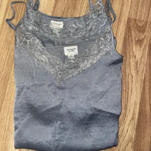 2 pack linnen spets satinkänsla stl 36 - Bra skick,en snv ngr ggr den andre bara tvättad. 