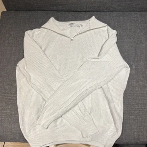 Zara ZIP UP - Säljer nu ett av mina favorit plagg då jag har växt ur det. En väldigt eftertraktad vit Zip Up kofta från Zara. Tyvärr använd och hål runt nacken men det är inget som syns vid användning om man har kragen nere. Därför också ett billigt pris 