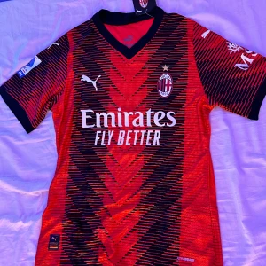 Milan 23/24 Matchställ NY - säljer min helt oanvända Rafael Leao nummer 10 matchtröja till billigt pris, tröjan är äkta men jag behöver inte den och säljer därmed för billigt pris. 