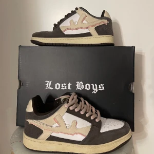 lost boys skor - säljer pågrund av försmå, knappt använda och är små i storleken  snöre tillkommer och box