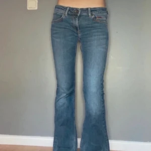 Lågmidjade bootcut jeans  - Från Tommy hilfiger i storlek 30/32. Passar ungefär en s. Midja 38 cm och Innerbenslängd 76 cm😇🌸