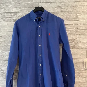 Ralph Lauren skjorta - Jag säljer en Ralph Lauren skjorta i storlek S och den är I 10/10 skick. Den har ett nypris på 1800 kr och har använts 5 gånger förut
