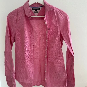 Tommy Hilfiger skjorta  - Skjorta från Tommy Hilfiger  Rosa  Fint skick  Storlek 4 enligt lapp, motsvarar en S 