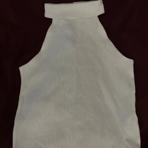 Vit kropps topp - Vit coronas topp ifrån nakd med hög krage, använd fåtal gånger 