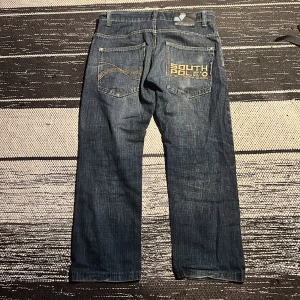 Southpole jeans - Sjuka som fan southpole jeans🤤🤤baggy o tvärsköna😳🤯säljer för skaffa ett annat par🙏bra condition inge flaws vad jag vet🐊💯skriv pm för fler bilder osv🙏🩷pris går diskuteras ‼️KÖPARE STÅR FÖR FRAKT‼️
