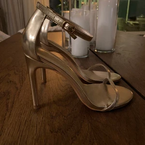 Klackskor guld  - Supersnygga guldiga klackar!🤩 Aldrig använda så de är i nyskick! Något stora i storleken, säljer pga de tyvärr är för stora för mig. 