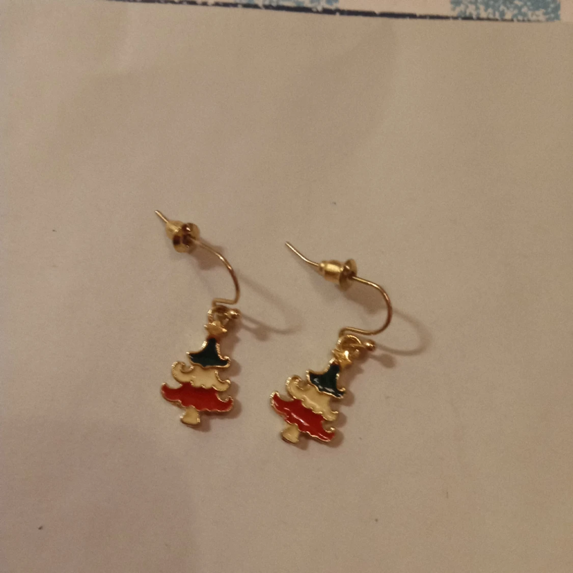 Jul örhängen med hänge av en julgran .