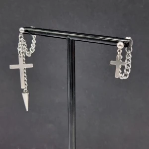 Handgjorda örhängen  - Handgjorda örhängen●Följ :@ekjewelryofficial🤲 ● 💎Material- 100% rostfritt stål ●Örhängeskrokar -rostfritt stål. Nickel fri. Längd - 5,5cm och 2cm. Vattentåliga, ändrar inte färgen! Köp för 1st-80kr eller 100kr/paret