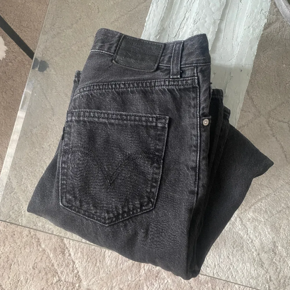 Jeans fr Levi’s, hög midja med baggy/ vida ben, midjestorlek 26. Jeans & Byxor.