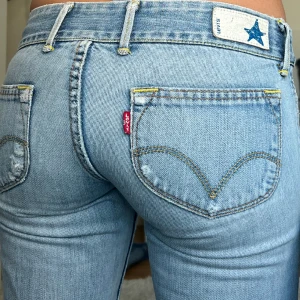 Levis  - midjemått: 35cm rakt över, innerbenslängd: 80cm 💗 