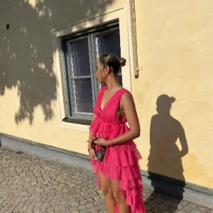 Balklänning  - Säljer min balklänning. Har använt den en gång endast på balen. Bilderna är lånade. Är storlek 32 men passar mig som är storlek 36