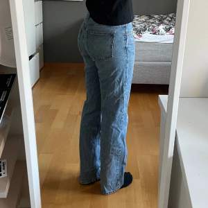 Säljer dessa jeans från Gina Tricot i modellen ”low straight jeans”. Säljer för att de ej kommer till användning längre💕(pris kan diskuteras)