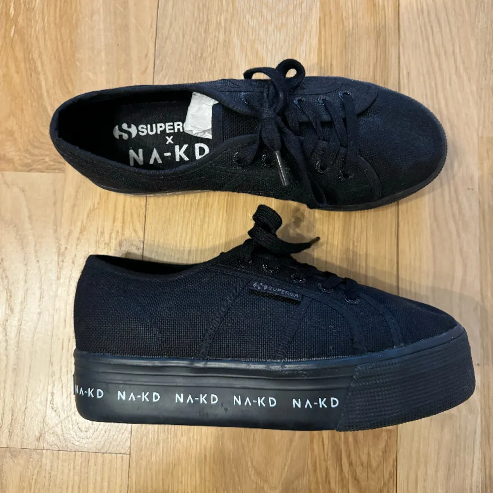 Superga x NAKD platform skor i storlek 37, i princip nya, har bara haft de en gång. Skriv för bilder på 😊  Säljer för 200kr eller bud, köparen står för frakten 🌸. Skor.