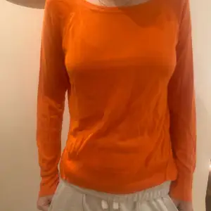 Orange Zara tröja. Använder den inte längre. Storlek M passar S